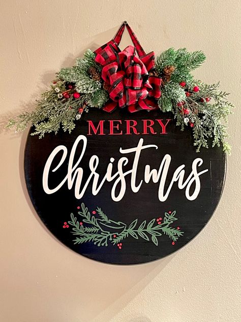 Round wood door hanging, paint/stencil, faux greenery, ribbon Round Wood Christmas Signs, Christmas Round Wood Signs, Wood Christmas Signs, Pretty Pallets, Christmas Signs Diy, Christmas Bows Diy, Paint Stencil, Board Signs, Wooden Signs Diy