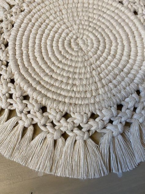 Macrame Mat, Macrame Baby Room, Macrame Circle, Macrame Rug, Art Macramé, Diy Placemats, Macrame Plant Hanger Tutorial, Macrame Supplies, Hot Dish