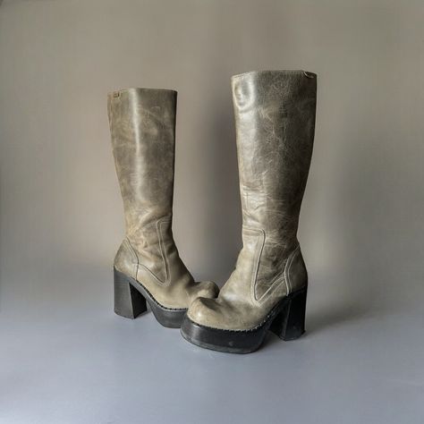 🖤Vintage 90s Destroy Leather Platform Boots Size 39EU 𝗦𝗢𝗟𝗘 : 24.5cm 𝗜𝗡𝗦𝗢𝗟𝗘 : 24cm 𝗣𝗟𝗔𝗧𝗙𝗢𝗥𝗠 𝗛𝗘𝗜𝗚𝗛𝗧: 3cm front to 9.5cm back 𝐂𝐎𝐍𝐃𝐈𝐓𝐈𝐎𝐍 : 𝐆𝐑𝐄𝐀𝐓 ▫️ 220€ + shipping Vintage platform boots by the amazing spanish brand ‘Destroy’. Gratz vibes! In times of grey leather with a black platform sole. It’s a preloved pair, real vintage pair from the late 90s. Rare find. They have some signs of wear and age, and also for being stored for years. All are seen on photos. The leather on the boots is d... 70s Platform Boots, Leather Platform Boots, Late 90s, Real Vintage, Black Platform, Platform Boots, Grey Leather, The Amazing, Conditioner