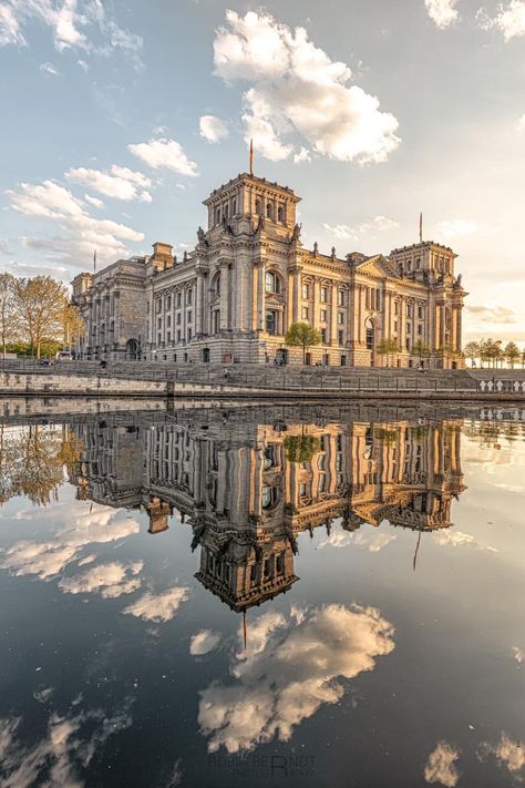 Baroque Building, Building Perspective, Architecture References, Europe Architecture, Perspective Drawing Architecture, Building Aesthetic, Building Photography, European Castles, Fantasy Magic