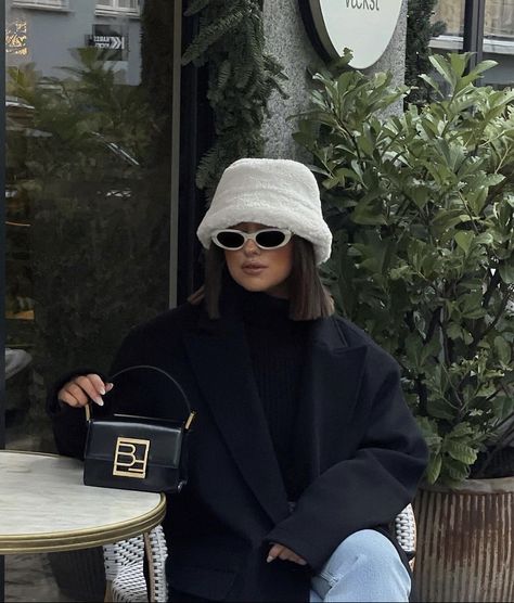 White Fuzzy Hat Outfit, Fluffy Bucket Hat Outfit, Bucket Hat Outfit Winter, Bucket Hat Street Style, Hat Outfit Winter, Matcha Aesthetic, Bucket Hat Winter, Bucket Hat Outfit, Winter Bucket Hat