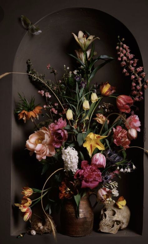 Momento Mori, Deco Floral, Arte Floral, Memento Mori, Floral Centerpieces, Photography Studio, Ikebana, Love Flowers, Pretty Flowers