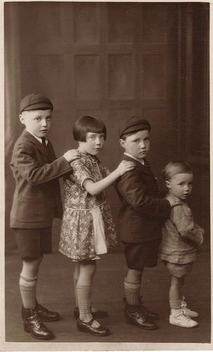 1920's Children - All In A Row. Silk, lace, velvet and muslin, which had been the fabrics of choice for wealthy children's clothes, were set aside only for special occasions. Now clothes were made of cotton and wool, with knit jerseys and serge skirts and shorts common.     Pretty creepy might I add.. Fashion History Timeline, Foto Kids, Vintage Children Photos, Kids Clothes Patterns, Portrait Vintage, Foto Vintage, Photo Vintage, Vintage Portraits, 1920s Fashion