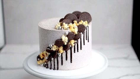 Cascading Oreo Cake Cake With Oreo Decoration, Oreo Cake Decoration, Oreo Cake Decorating Ideas, Oreo Cake Recipe, Cake Book, Vegetarian Cookies, Geode Cake, Luxury Cake, Easy Cake Decorating