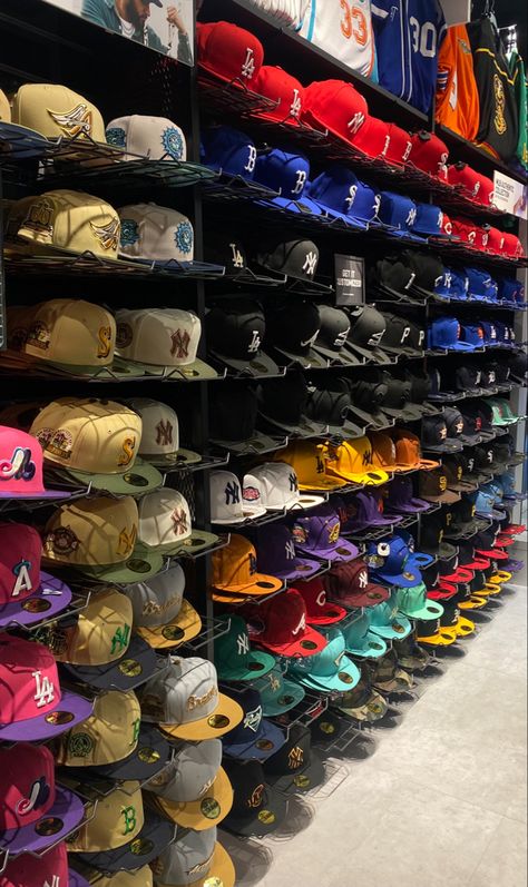 Snapback Aesthetic, Fitted Hats Aesthetic, Nyc Hat, Mens Accessories Vintage, Custom Fitted Hats, Cap Store, Swag Hats, Streetwear Hats, Shoe Room