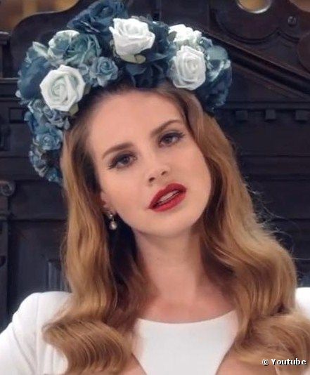 Lana del rey flower crown Lana Del Rey Music, Kim Gordon, Lana Del Rey Lyrics, Love Is Not Enough, Trip Hop, Sarah Paulson, Dream Pop, Priscilla Presley, Actrices Hollywood