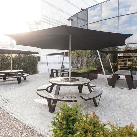 Cafe Outdoor Seating Ideas, Outdoor Eating Spaces, Round Picnic Table, Coffee House Design, Restaurants Outdoor Seating, Outdoor Eating Area, Umbrella Table, Outdoor Lunch, Cafe Seating