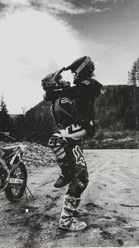 Poses With Dirt Bike, Dirtbike Wedding Photos, Motocross Couple Goals, Motocross Photoshoot, Dirt Bike Photoshoot, Dirt Bike Aesthetic, Motocross Aesthetic, Motorcross Girl, Bike Couples Photography