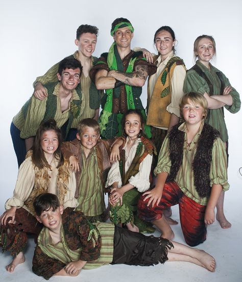 Lost Boys in Greens and Vests Diy Peter Pan Costume, Disfraz Peter Pan, Peter Pan Halloween Costumes, Lost Boys Costume, Peter Pan Musical, Peter Pan Play, Peter Pan Costume Kids, Tinkerbell Halloween, Peter Pan Halloween