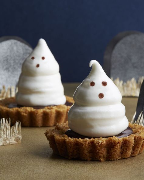 Meringue Ghost Tartlets Easy Halloween Appetizers, Meringue Ghosts, Ghost Meringues, Homemade Halloween Treats, Scary Halloween Food, Spooky Halloween Desserts, Halloween Appetizers Easy, Sweet And Spooky, Tartlets Recipe