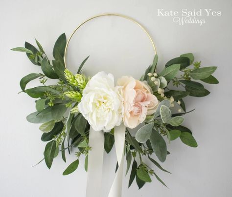 hoop bridesmaid flowers - Google Search Bouquet With Eucalyptus, Hoop Bouquet, Fresh Wedding Flowers, Floral Cake Topper, Wedding Hoop, Top Wedding Trends, Silk Wedding Bouquets, Silk Bouquet, Wedding Reception Flowers