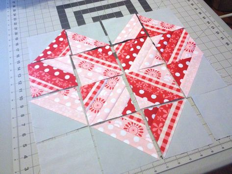 Heart Quilt Blocks Free Pattern, Valentines Day Sewing Projects, Valentines Quilts, Valentines Quilt, Valentines Sewing, Valentine Wall Hanging, Quilting Hearts, Valentine Quilts, Camper Quilt