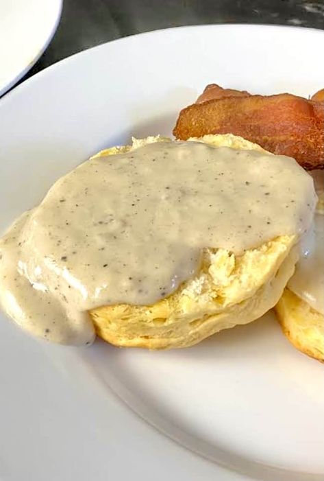 Cream Gravy Recipe, Breakfast Gravy, Homemade Sausage Gravy, Homemade Gravy Recipe, Gravy From Scratch, Bacon Gravy, Milk Gravy, Cream Gravy, How To Make Gravy