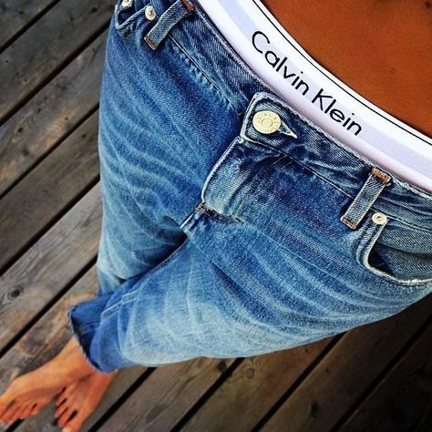 Wear Calvin Klein boxers peeping out the tops of your jeans for a tomboy 90's feel. Calvin Klein Under Jeans, 90s Fashion Aaliyah Outfit, Boxers Under Jeans, 90s Fashion Denim, Grunge Plus Size, Calvin Klein Boxers, Aaliyah Outfits, 90s Fashion Party, Band Outfits