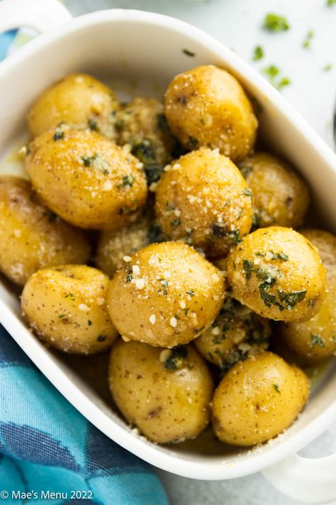 Looking for a new great side dish recipe? Check out these Instant Pot baby potatoes! They're tender, garlicky, buttery, and so delicious! Serve this potato recipe with almost any meal. Your family will love them! Small Potatoes In Instant Pot, Potato Recipes Instant Pot, Instant Pot Baby Potatoes, Baby Potato Recipes, Baby Potato, Small Potato, Side Dish Recipes Easy, Potato Recipe, Easy Instant Pot Recipes