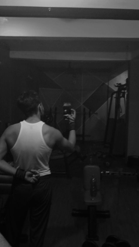 Aesthetic Back Pose, Gym Snap, Gym Poses, Gym Pic, Cute Relationship Pictures, Attitude Girl, Gym Workout Program, Gym Boy, Aesthetic Gym