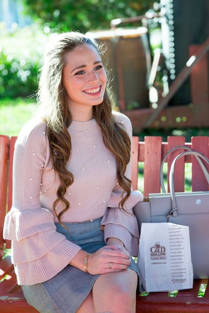 Cold Hollow Cider Mill Vermont Sweater Skirt Outfit, Cider Mill, Vermont Fall, Business Casual Fall, Stowe Vermont, Preppy Fashion, Preppy Sweater, Spring Girl, Creative Corner