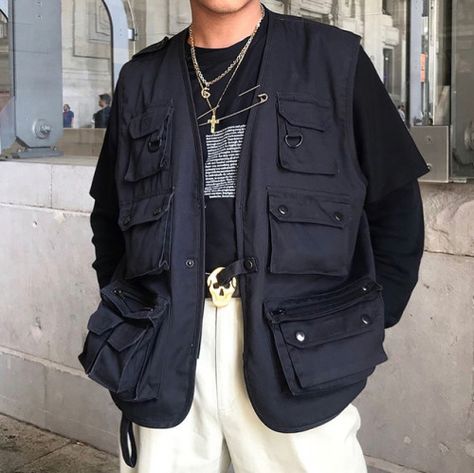 Street Style Men Tactical Streetwear, Underground Style, Style Layers, Vest Outfits Men, Highsnobiety Fashion, Techwear Fashion, Guy Fits, Label M, Aesthetic Outfits Men