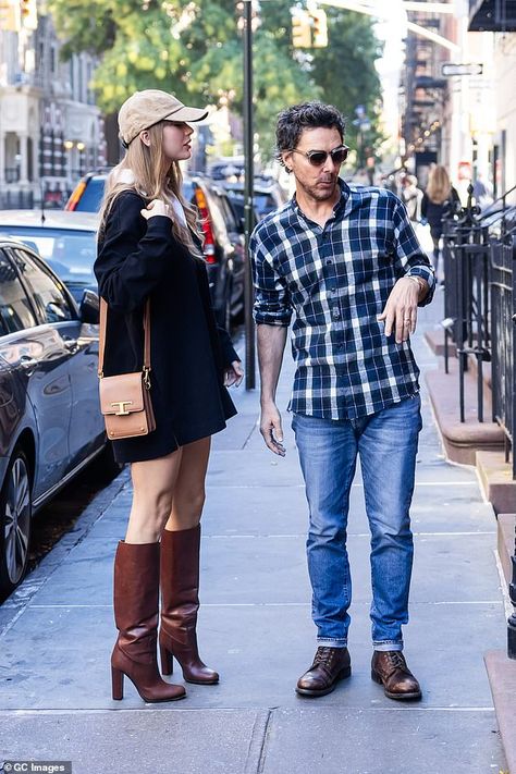 Shawn Levy, Taylor Swift Street Style, Taylor Swift Web, Taylor Swift Funny, Taylor Swift Outfits, Taylor Swift Hair, Autumn Dress, Taylor Swift Quotes, Taylor Swift Pictures