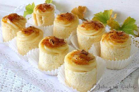 piononos, dulces , recetas de piononos, como hacer pinonos Tiny Desserts, Argentinian Food, Pan Pita, Rich Desserts, Dessert Cupcakes, Cake Roll, Wedding Desserts, Mini Desserts, Sweets Treats