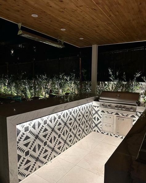 Using black and white patterned tiles in the outdoor kitchen this room provides a different design. This means that the pattern is not complicated and add LED lights in this cabinet will improve appearance. Tile Pattern Kitchen Outdoor from @greenexpland #designingoutdoorkitchen #designingoutdoorkitchentips #outdoorkitchen #outdoorkitchendesign #outdoorkitchendesignideas Outdoor Kitchen Black And White, Outdoor Kitchen Tile Wall Ideas, Tile Backsplash Outdoor Kitchen, Tile Outdoor Kitchen Countertop, Outdoor Kitchen Dark Countertops, Moroccan Outdoor Kitchen, Black And White Patio Tiles, Marble Outdoor Kitchen, Outdoor Kitchen Tile Backsplash