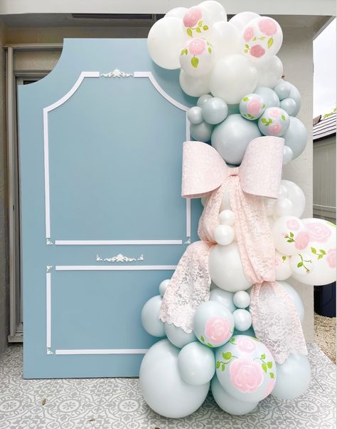 Balloon Centrepiece Ideas, Bow Balloon Backdrop, Tea Party Balloon Garland, Balloon Art Decorations, Summer Balloon Garland, Simple Balloon Arch, Tea Party Backdrop, Bow Backdrop, Balloon Backdrop Ideas