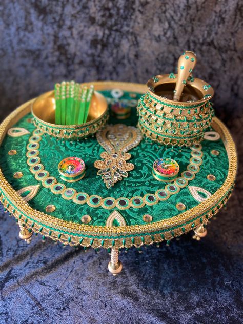 Mahendi Thali Decoration Ideas, Mehandi Plate Decoration, Mehndi Plates Decoration, Mehendi Platter, Mehndi Plate, Mehndi Plates, Mehndi Wedding, Traditional Mehndi, Sangeet Decor