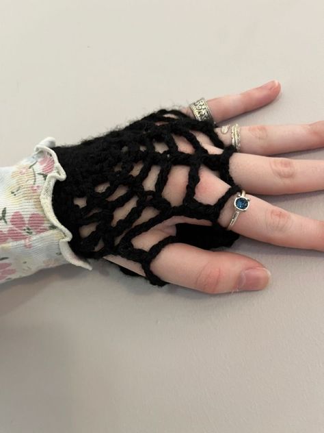 Bruges Lace, Grunge Accessories, Confection Au Crochet, Mode Crochet, Diy Vetement, Crochet Fingerless Gloves, Crochet Fashion Patterns, Fun Crochet Projects, Crochet Diy