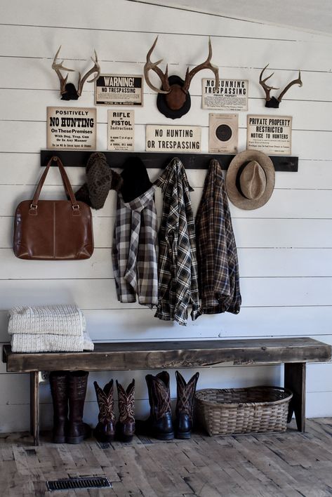 Learn how to style a simple rustic entryway in your home using a mix of vintage and new items. A DIY entryway bench, peg rack and vintage cardboard signs with antler decor on the wall creates a welcoming and cozy space in our doublewide manufactured home living room. #rockyhedgefarm #rusticfarmhouse #mobilehome #simplefarmhousestyle #mancave Manufactured Home Living Room, Rustic Entry, Diy Entryway Bench, Antler Decor, Peg Rack, Rustic Entryway, Farmhouse Entryway, Diy Rustic Decor, Diy Entryway