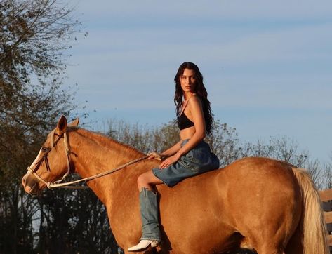 Horse Photography Poses, Foto Cowgirl, Equestrian Aesthetic, Camila Morrone, Horse Aesthetic, Vogue Us, Horse Photography, Hailey Bieber, Horse Girl