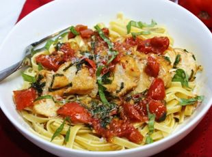 Tomato Basil Chicken Pasta, Chicken Basil Pasta, Tomato Basil Chicken, Meatless Meal, Recipe Tutorial, Basil Pasta, Italian Recipes Easy, Chicken Breast Seasoning, Basil Chicken