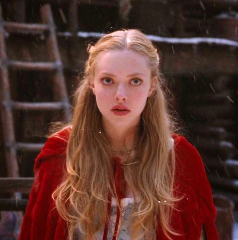 Amanda Seyfried Red Riding Hood, Red Riding Hood Film, Red Riding Hood Makeup, Red Riding Hood 2011, Red Ridding Hood, Period Movies, Screen Caps, Into The Woods, Amanda Seyfried