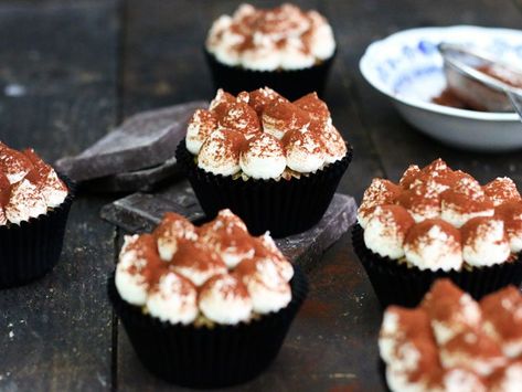 Tiramisu Cupcakes 2.0 Muffin Cups Recipes, Tiramisu Cupcakes, Italian Dessert, Chocolate Cheese, Chocolate Filling, Yummy Cupcakes, Italian Desserts, Love Eat, Cupcake Muffins