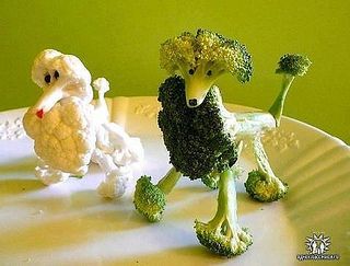 veggie poodles @Chrissy L L L Palmieri-Warren @Cyndi Price Price Price Schuler @Rose Pendleton Pendleton O'Connor Palmieri **These look so FUN for kids! www.twitter.com/... Facebook: www.facebook.com/... Instagram: instagram.com/... Website: www.Saladshots.com Vegetable Animals, Veggie Art, Decorações Com Comidas, Food Art For Kids, Green Juice Recipes, Creative Food Art, Vegetable Carving, Food Carving, God Mat