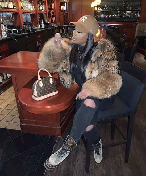 RESE 👑 on Instagram: “Good girl, turned her into a savage 😈 .  Fur - @pieldafeen use my code Resemua for $$ off” Fly Winter Outfits, Baddie Winter Outfits Cold, Winter Outfits Black, Baddie Winter Outfits, Millennials Fashion, Winter Outfits Cold, Looks Black, Winter Fits, Good Girl