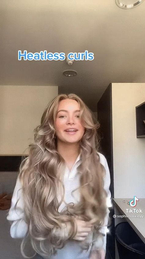 Welcome back to Instagram. Sign in to check out what your friends, family & interests have been capturing & sharing around the world. Hair Curlers Overnight, Instagram Kylie Jenner, Foam Rollers Hair, Heatless Curls Overnight, Roller Curls, Wavy Hair Overnight, Sleep Hairstyles, Long Hair Waves, Curls No Heat