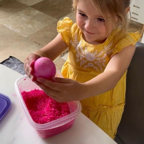 how to decorate eggs with rice and food coloring and create sensory play rice Eggs With Rice, Decorate Easter Eggs, Printable Easter Activities, Mixing Primary Colors, Baby 12 Months, Rainbow Rice, Colored Rice, Fine Motor Skills Development, Coloring Eggs