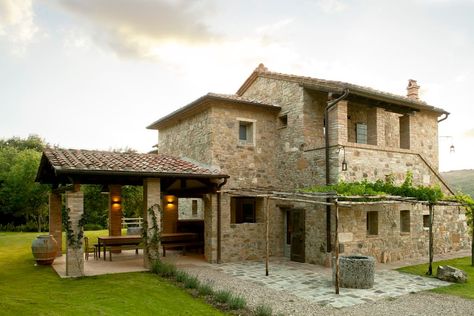 Small Italian Cottage, Italian Farmhouse Exterior, Tuscany Houses, Small Italian Villa, Old Italian House, Modern Italian Villa, Italian Farmhouse Decor, Italian Cottage, Italian Country House