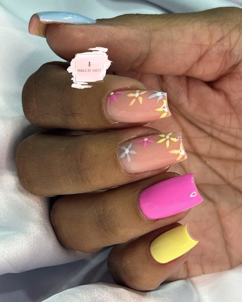 Pink And Yellow Easter Nails, Yellow Easter Nails, Nails Pastel Yellow, Spring Nails Pastel, Spring Gel Nails Ideas, Flowers Nails, Yellow Pastel, Gel Nails Diy, Builder Gel