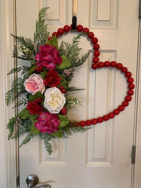 Valentine Wreath Craft, Valentine Wood Crafts, Heart Shaped Wreath, Diy Valentines Day Wreath, Valentine Wreath Diy, Valentines Day Wreath, Diy Valentine's Day Decorations, Easy Diy Wreaths, Diy Valentines Day