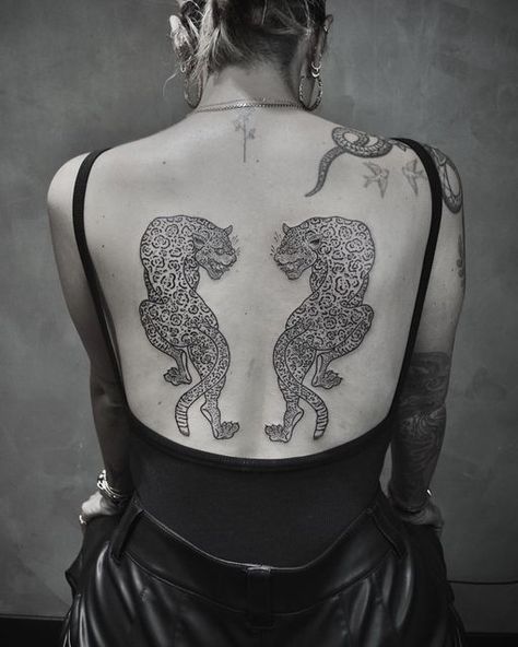 Ema Sweeney on Instagram: "I kept this piece under wraps until the time was right ……thank you again @jamiegenevieve 🙏🏻🖤🙏🏻 #jamiesjags #jamiegenevieve #vieve #vievemuse" Jaime Genevieve Tattoos, Women's Back Piece Tattoo, Jamie Genevieve Tattoo, Back Piece Tattoos For Women, Tatts Ideas, Jamie Genevieve, Tattoo Espalda, Tattoos Inspo, Skin Tattoo