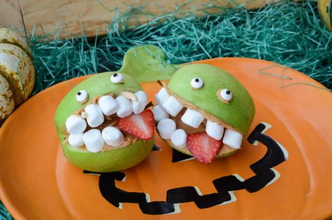 Monster Mouth Apple Snacks - VeryVera Apple And Marshmallow Teeth, Apples And Peanut Butter, Halloween Apples, Apple Snacks, Monster Mouth, Candy Eyeballs, Apple And Peanut Butter, Apple 6, Biscoff Cookies