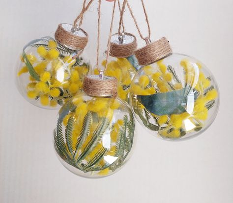 This listing is for a set of 4 baubles.  Native Australian faux flower Christmas Bauble decoration featuring yellow golden wattle.   The baubles are shatterproof clear acrylic.   The golden wattle is the national flower of Australia, making these Christmas baubles the perfect decoration for a touch of Australiana on the Christmas tree.  Alternatively, they make  beautiful gifts, especially for family and friends living overseas.   Each bauble measures 8cm (3.1in) in diameter. All of our baubles are hand made and may vary slightly from the images shown.   Baubles take between 3 and 5 days to make.  SHIPPING - We ship WORLDWIDE!!  - please convo me with your country/address and I will get back to you a.s.a.p. with the shipping charges. If you wish to purchase more than one of our listings pl Australian Christmas Tree, Christmas Decorations Australian, Living Overseas, Golden Wattle, Flower Christmas, Australian Christmas, Sustainable Christmas, Wooden Christmas Decorations, Christmas Inspo