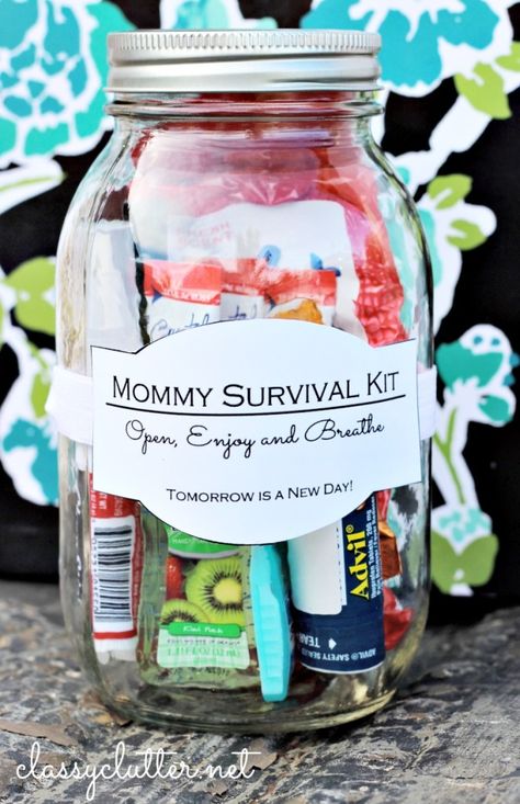 Mommy survival kit in a jar! I would love to have a few of these on hand for when friends are having a rough day.. such a sweet idea! Mommy Survival Kit, Diy Gifts In A Jar, Perlengkapan Bayi Diy, Joululahjat Diy, Baby Shower Unique, Thoughtful Baby Shower Gifts, Diy Bebe, Moms Crafts, Unique Baby Shower Gifts