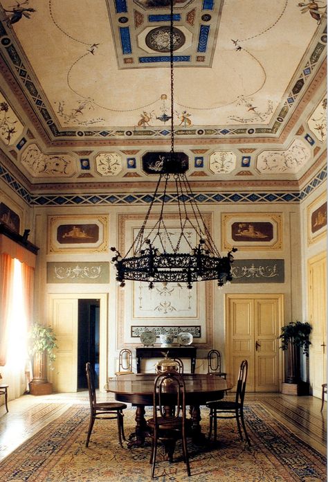 Villa Spedalotta in Sicily. Dining perfection under that exquisite chandelier and neo-classical ceiling! Room With Chandelier, Historical Interior, Italian Interior, Italian Villa, The Ceiling, Classic Interior, Beautiful Interiors, Ceiling Design, Dining Room Decor