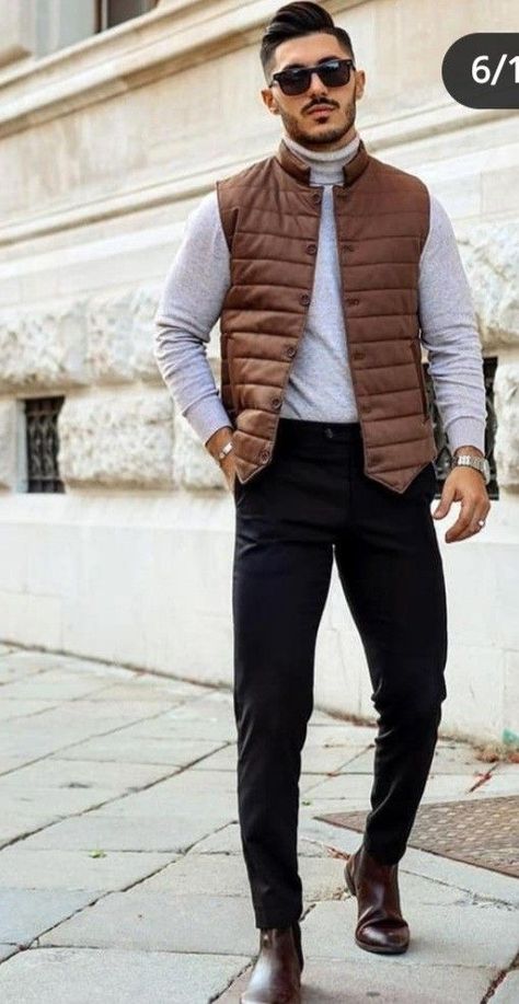 Puffer vests are a versatile and stylish option for chilly weather. They’re perfect for layering over sweaters or long-sleeve tees and can be dressed up or down depending on the occasion. Let’s break down what to wear with a puffer vest. Whether you’re going for a utilitarian look or a preppy outfit, here are some things you can pair with a puffer vest. Vest Outfit Ideas Men, Mens Puffer Vest Outfit, Vest Men Outfit, Brown Vest Outfit, Outfit Semiformal, Buisness Outfits, Vest Outfit Ideas, Classy Gentleman, Vest Outfits Men