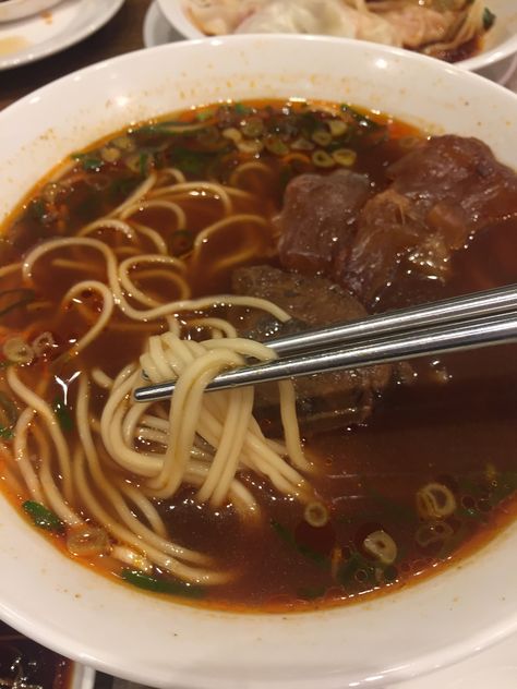 Taiwanese Beef Noodle Soup, Birria Ramen, Shanghai Food, Soup Store, Asian Soup Noodle, Wheat Noodles, Leftovers Soup, Beef Noodle Soup, Eat Beef