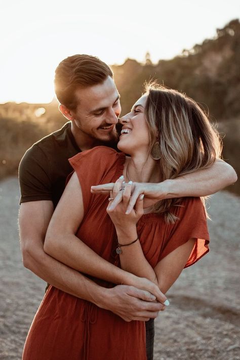 50 Romantic Couple Poses to Get Cute Couple Photos (+5 FREEBIES) Slimmer Thighs, Photos Amoureux, Shooting Couple, Ikea Catalog, Cute Engagement Photos, Couple Engagement Pictures, Engagement Pictures Poses, Effective Exercises, Pose Fotografi