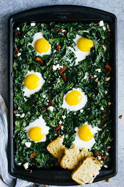 Kale & Egg Bake - a simple gluten-free breakfast ready in just 20 minutes! by @healthynibs Eggs And Kale, Baked Kale, Egg Bake, Meatless Dinner, Kale Recipes, Pan Recipes, Sheet Pan Dinners, Gluten Free Breakfasts, Sheet Pan Recipes