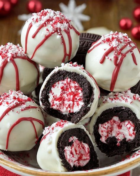 Indulge in these easy No-Bake Peppermint Oreo Truffles! Perfect for holiday treats, with a minty twist and creamy center. Ready in minutes! #Dessert #HolidayTreats #NoBake #OreoTruffles #Peppermint Peppermint Desserts Christmas, Peppermint Oreo Truffles, Peppermint Brownie Bites, Quick Holiday Treats, No Bake Truffles, Oreo Cake Pops, Peppermint Truffles, Peppermint Dessert, Peppermint Treats